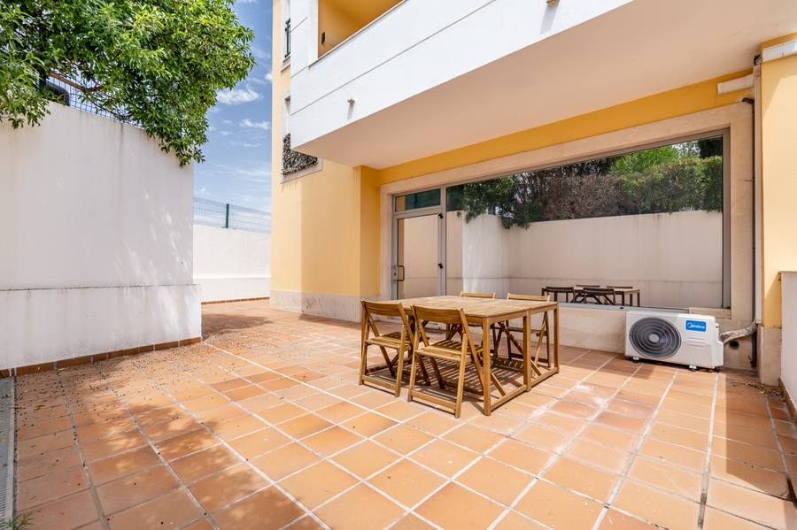 Pátio exterior da loja, com mesa e cadeiras