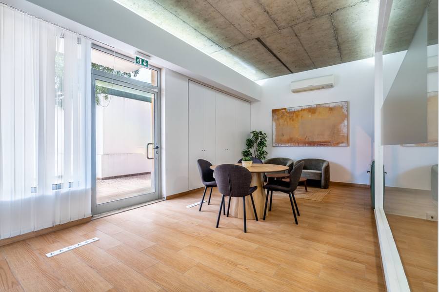 Sala de reunião da loja, com mesa e cadeiras
